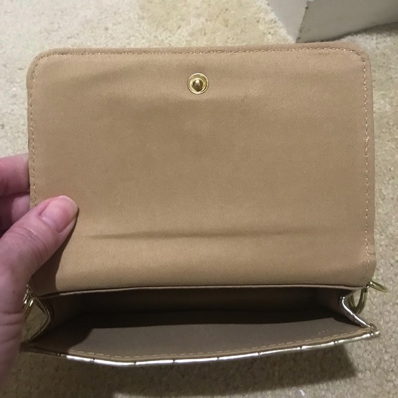🆕🔥SIMPLY SOUTHERN SUPER CHIC&BEAUTIFUL GOLD COLORED WRISTLET AND OR CROSSBODY - Picture 4 of 14